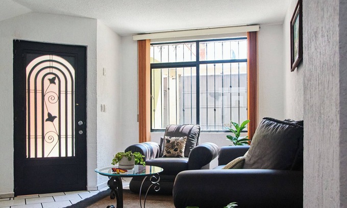 Morelia House | Casa Iona, beginning of downtown Morelia, warm, clean, coffee and garage included.