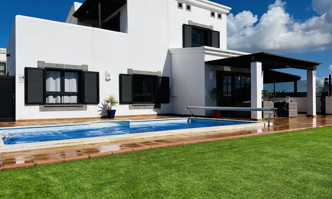 Playa Blanca Villa | Casa Leila - A romantic, adults-only, luxury, private villa to rent in Faro Park