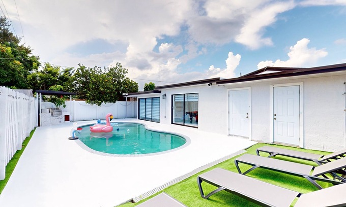 Driftwood House | Casa Lucia 5 Bedroom Home with Pool Near Hard Rock Casino