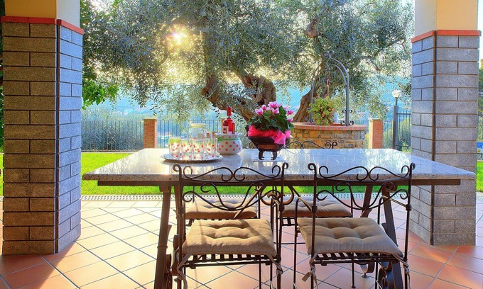 Diano Castello Apartment | Casa Luciana - apartment for 4 people in detached villa, beautiful garden and sea-view