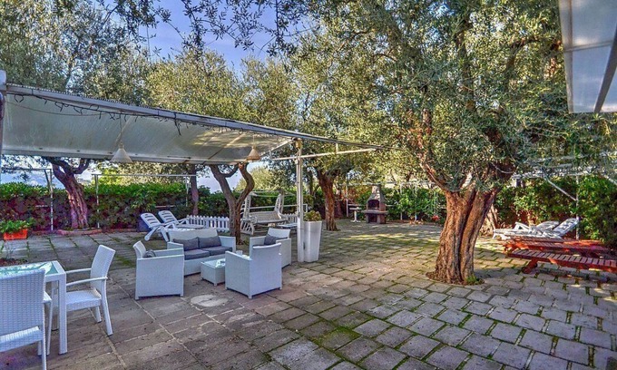 Sorrento House | Casa Miriam B: A bright apartment that is part of a villa surrounded by a lemon and orange garden, with Free WI-FI.