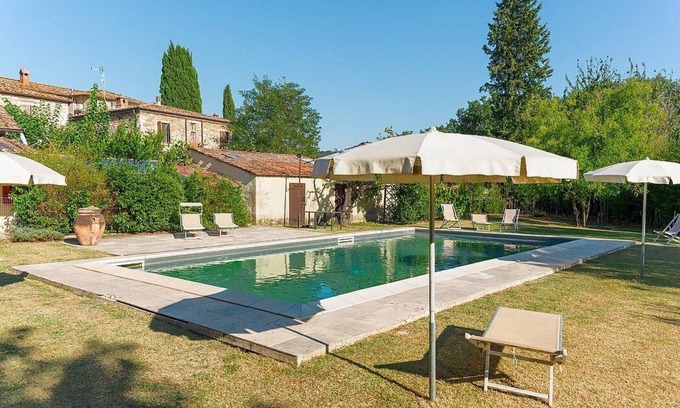 Asciano House | Casa Monia E: A welcoming apartment surrounded by the greenery, with Free WI-FI.