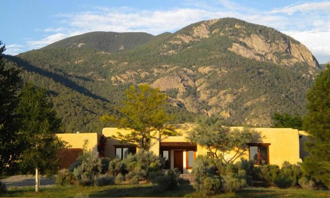 Arroyo Seco House | Casa Montana- Access to Indoor Pool -Tennis- Fireplace -Mountain views- Wifi