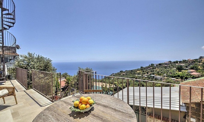 Sant'Agata sui Due Golfi House | Casa Morella B: A characteristic and welcoming apartment in a quiet position, located on a hillside above the sea, with Free WI-FI.