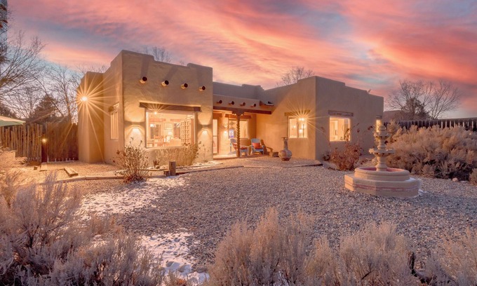 El Prado House | Casa Panorama~ Stunning Views~ Kiva Fireplace~ Hot Tub~ 8 mins to Plaza!