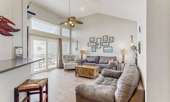 Galveston House | Casa Pelicano - updated townhome with Gulf-view balconies, near Jamaica Beach