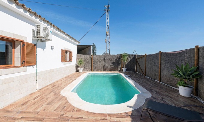 Barbate Villa | Casa Roja - Villa With Private Pool. Free Wifi