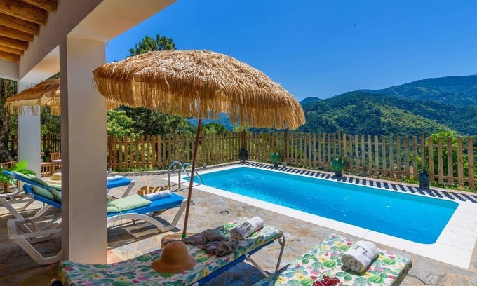 Jubrique Villa | Casa Rural Monte Dios Jubrique by Ruralidays