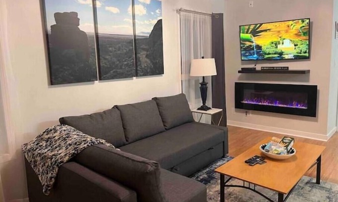 Southeast Edmonton House | Casa Tarriela by Noel and Liza