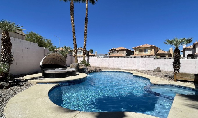 North Las Vegas House | Casa Vegas, Charming home with pool and spa. Just 15 minutes from Strip.