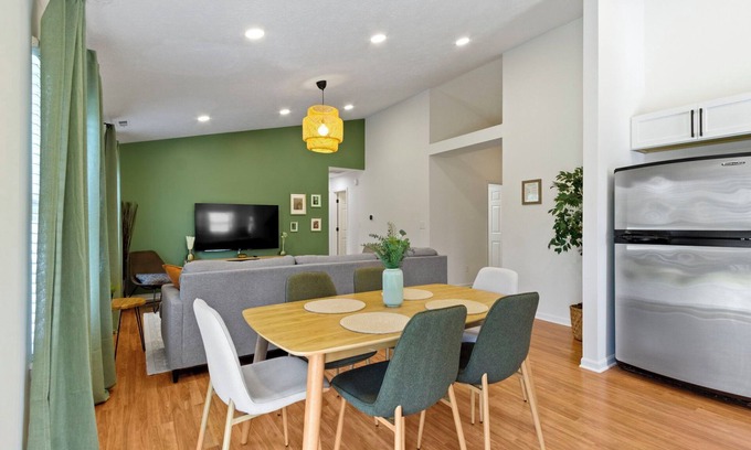 Indianapolis House | Casa Verde -Single-Story, Huge backyard, Baby crib