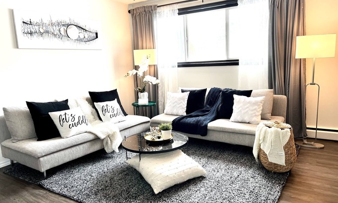 Southeast Edmonton Apartment | Casablanca Vibe★King Bed★Close to Whyte Ave and Uof A ★Free Parking