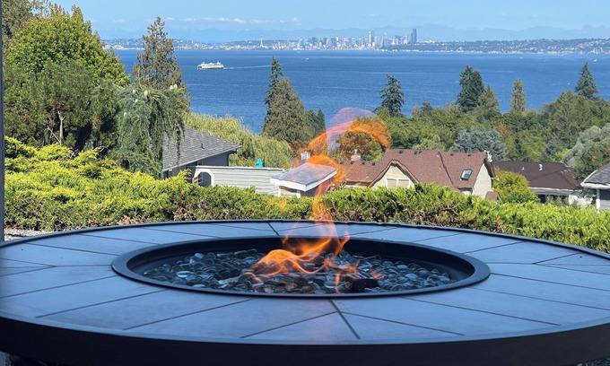 Manchester House | Casanora Sonida - Waterfront Home