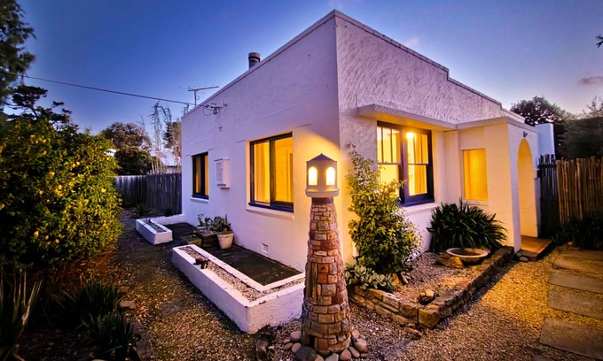 Clifton Beach Cottage | Casarella Beach Shack 2 mins walk to the surf