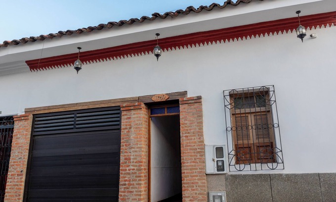 Guadalajara de Buga Hotel | Casas Encanto Buga 1 Block from La Basilica TV, AC and private bathroom