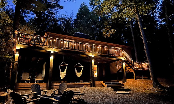 Mount Jackson Cabin | CasaSOL! Unique, Trendy & Stylish Cabana w/Fireplace, Skylight & Deck at Bryce