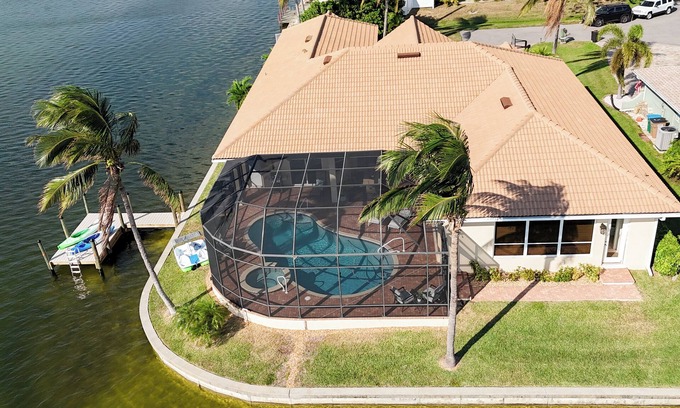 Fort Myers House | CasaSuLago Sunset Lakefront, Saltwater Pool & Spa, Fishing, Kayaks & Game Room!