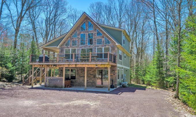 Lake Harmony Estates House | "Cascade" Beach Access, EV Charger, Fire Pit, Grill, Outdoor Gas Fireplace, Hot Tub, Pool Table