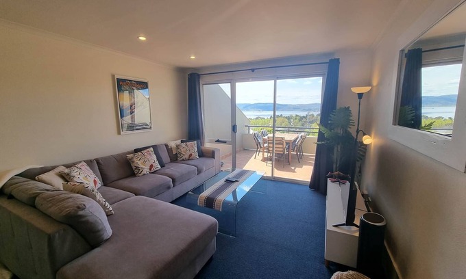 Jindabyne Apartment | *Cascades 15 - Amazing Lake Views w Balcony's | Spa Bath | Split-Level | WiFi*