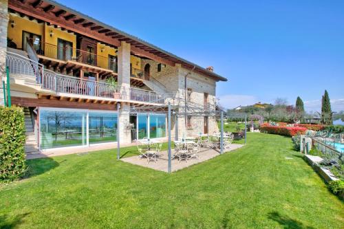 Padenghe sul Garda House | Cascina Crocelle with Lake View and Heated Pool