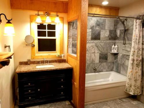Stanardsville Apartment | Cascina Rococo at White Lotus Eco Spa Retreat