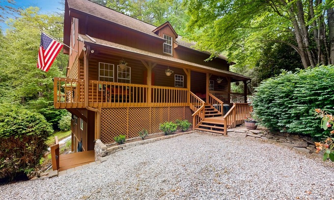 Cullowhee Cabin | Cashiers, Lake Glenville Highlands Retreat Waterfall, Fire Pit, AC, Dog-Friendly
