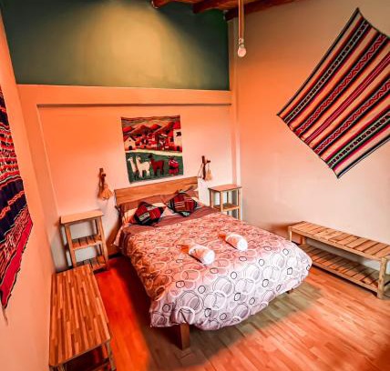 Chivay House | "CASITA DE GERANIOS " con cocina , sala , patio amplio y cochera privada
