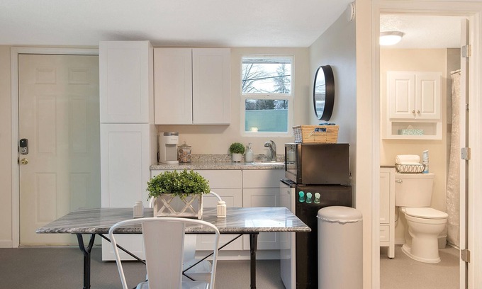 North Campus House | Casita del Sol, near UNM, Nob Hill