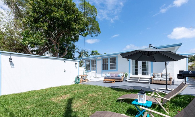 Parker Ridge House | Casita Floralyn - Lovely 3/ 2.5 w Private Yard, Movie Projector. Near Downtown!