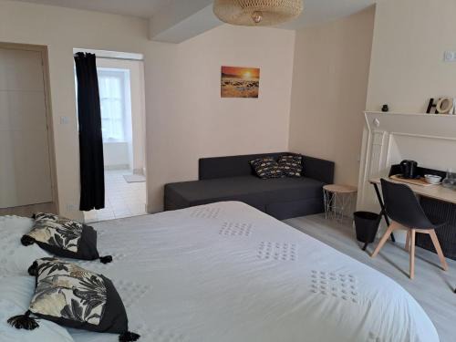 Chateaubourg Villa | CASTEL HOME