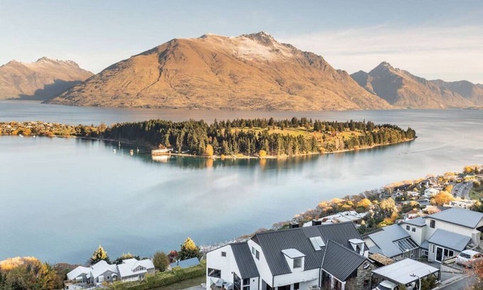 Queenstown City Centre Villa | Castle Cliff Lodge | Spa Pool + Sauna | Games Room