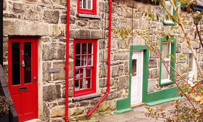 Harlech House | Castle, Mountains, Beach and a Cosy Cottage
