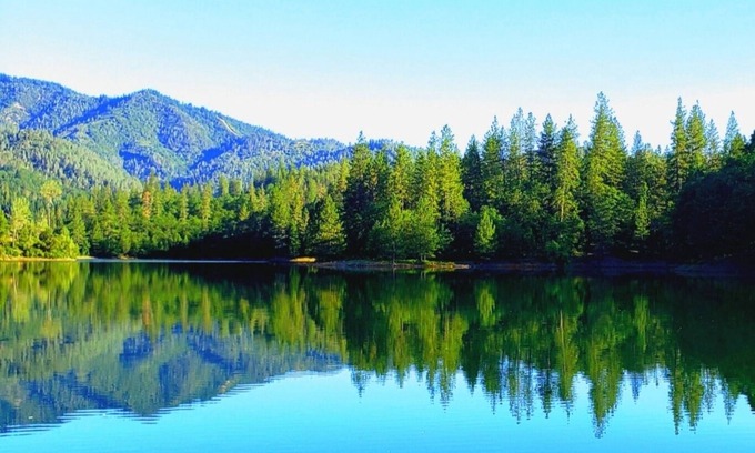 Lakehead-Lakeshore House | 'Castle of Lake Shasta' - Direct Lake Elegance