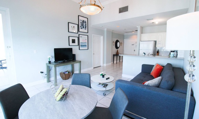 Seybold Condo | Castle Ph12 Bay View Penthouse, Pool, Gym and Beach Access, and Free valet parking!