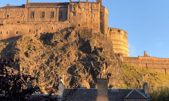 Tollcross Apartment | Castle Side, Edinburgh Old Town with Free Parking