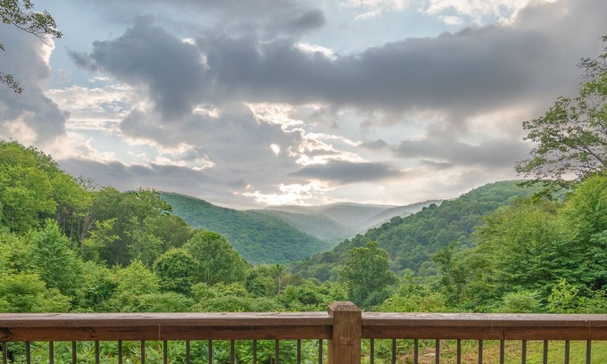 Friendsville House | Castle-Style Escape w/Lake & Ski Access