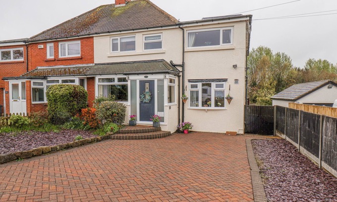 Burniston House | CASTLE VIEW, pet friendly, character holiday cottage in Burniston