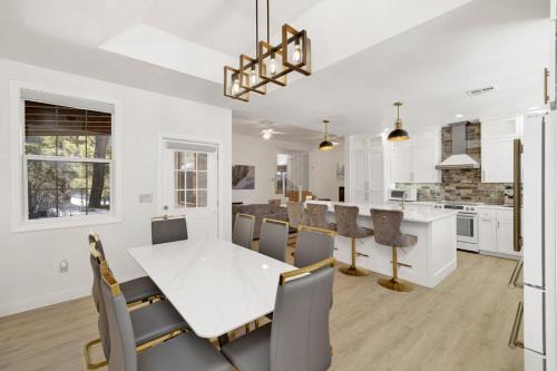 Eagle Mountain Estates House | Castlewood Retreat at Big Bear Central Modern Family Chalet