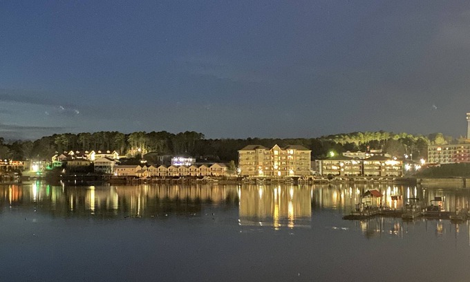 Lake Hamilton Condo | Catalina condo lakefront 7South 2BR/2BA balcony w/boat slip incl beautiful view