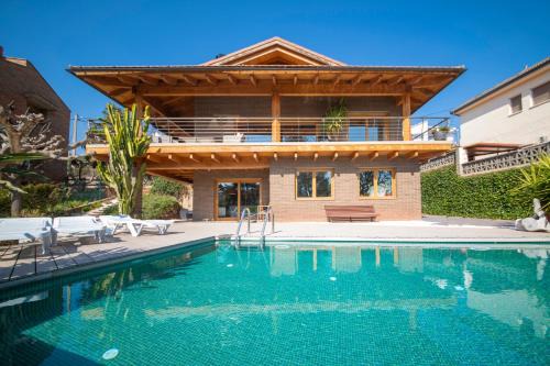 Torrelles de Llobregat Villa | Catalunya Casas Infinity pool and views 20min to Barcelona