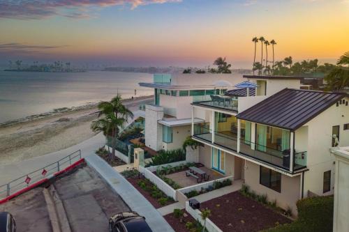 Crown Point House | Catamaran by AvantStay 50ft to Beach Views