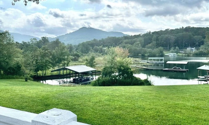 Hiawassee House | Catch N Relax - by Chatuge Home Concierge Hot tub, fire pit, private dock with boat slip