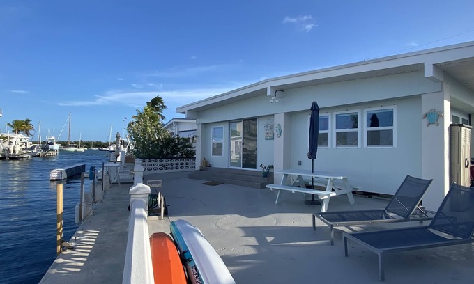 Marathon House | Catch n' Relax Canalfront Home 2/2 with 50’ Dock in Marathon Free Parking!