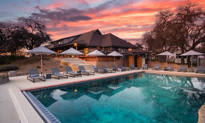 Templeton House | Cathedral by AvantStay | W/Sauna, Pool Table & Views of the Rolling Hills