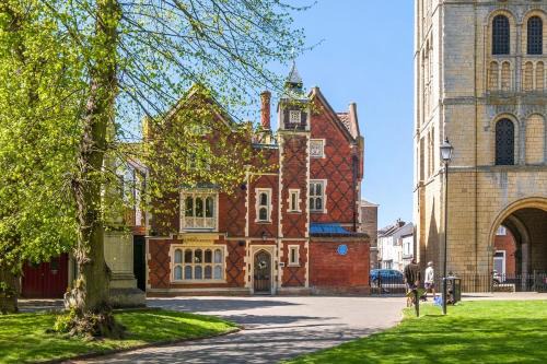 Bury St Edmunds House | Cathedral Central & Unique Iconic Townhouse