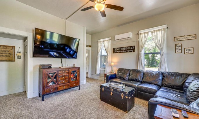 Cave Springs Apartment | Cave Springs Home about 16 Mi to Razorback Stadium!