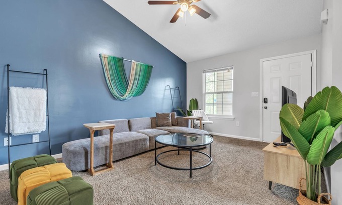 Westover Apartment | CB 974-301 Fayetteville Oasis I Modern, Comfy