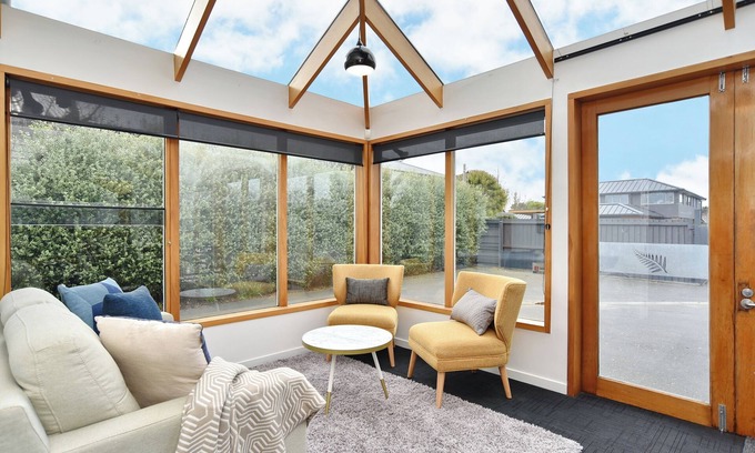 Edgeware House | CBD 5 bdrm Grand Villa sleeps 14 w/free carparks