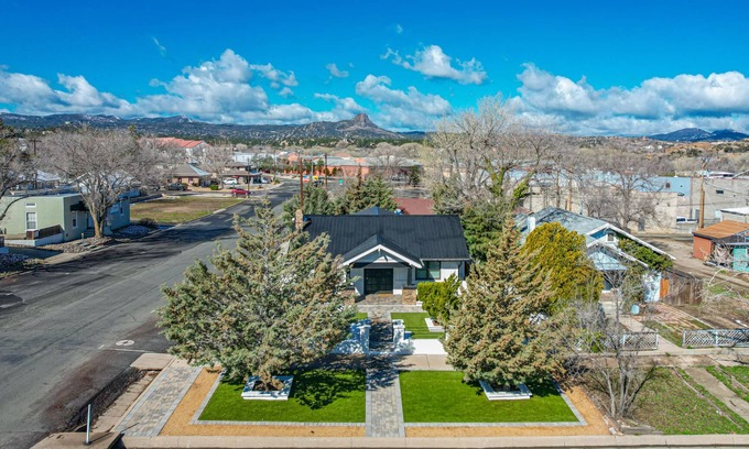Prescott House | CC*New Listing*Beautifully Designed for Entertaining*Walk to Downtown!