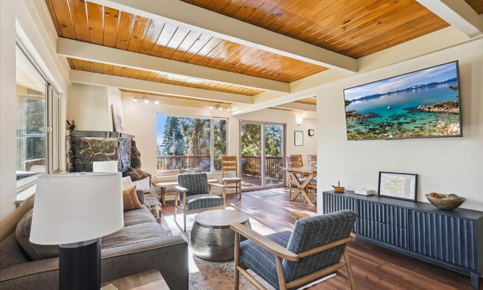 Tahoe Vista House | Cedar Chalet by Tahoe Getaways - Stunning 3BR with Fireplace & Pet Friendly